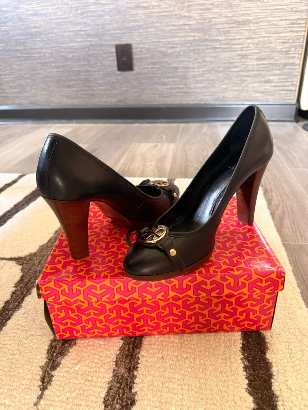 Tory Burch Calista Pumps sz 10.5 with Gold emblem -like NEW